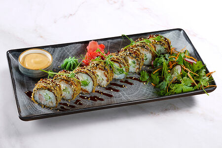 Жареный ролл с угрем и креветками