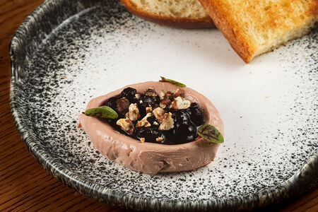 Паштет из цыпленка с вареньем из черники