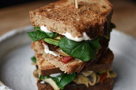 Сэндвич с баклажанами и тофу 