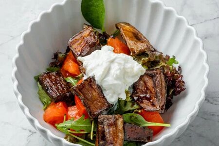 Салат с баклажаном и страчателлой