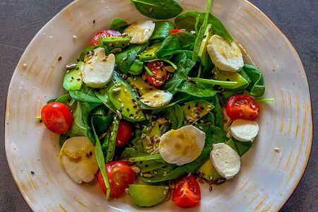 Салат с моцареллой и авокадо