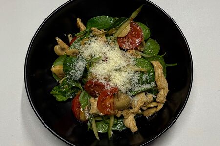 Салат с курицей, шампиньонами, шпинатом и овощами под майонезной заправкой