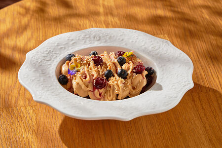 Шоколадный бисквит с карамельным кремом и вишней