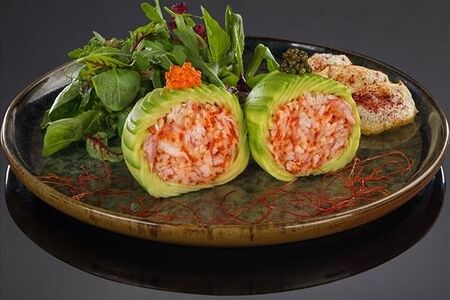 Большой тартар из краба с соусами понзу спайси, тремя видами икры