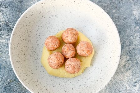 Фрикадельки из курицы и индейки с картофельным пюре