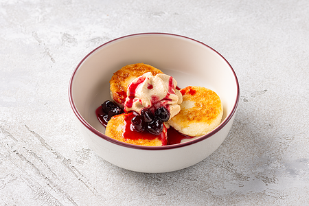 Сырники с муссом из варёной сгущенки и вишневым вареньем