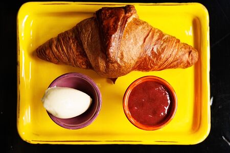 Круассан с маслом и вареньем