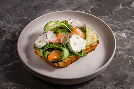 Брускетта с лососем