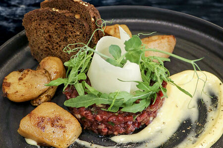 Тартар из телятины с белыми грибами, руколой и трюфельной заправкой