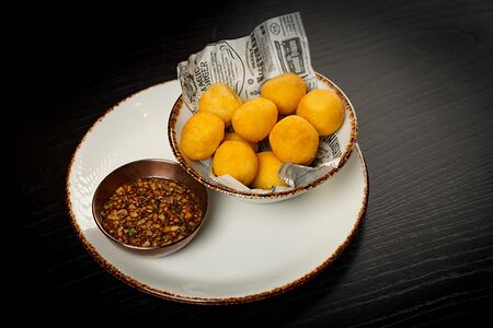 Сырные шарики с соусом манго-майо