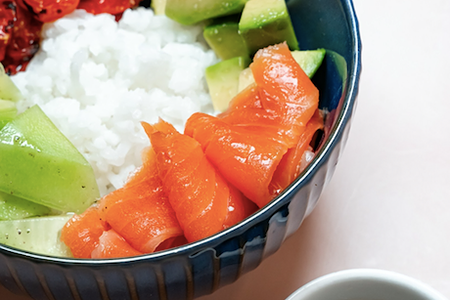 Поке с лососем слабой соли, авокадо, огурцом и томатами