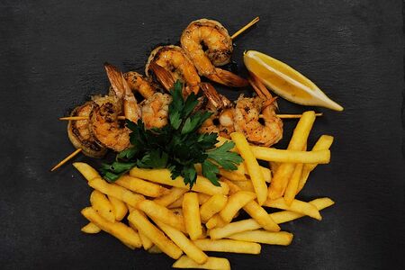 Шашлычок из креветок с картофелем фри