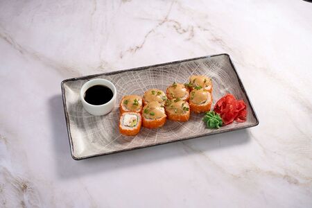 Запечённый ролл с креветкой