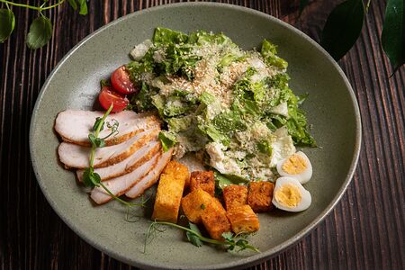 Салат Цезарь с курицей
