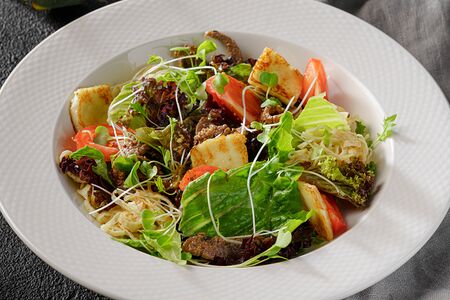 Теплый салат с говядиной и халуми