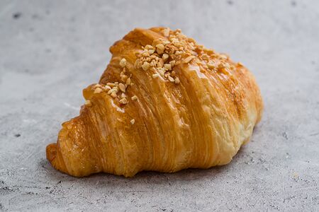 Круассан с карамелью