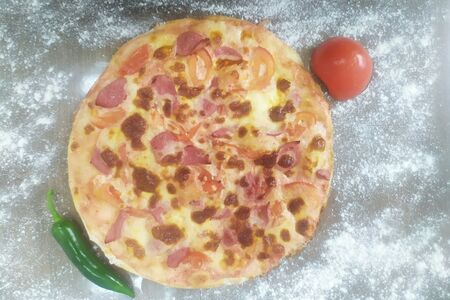 Пицца  с ветчиной и томатами