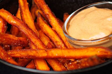 Картофель батат с соусом кимчи