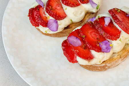 Брускетта с муссом из сыра горгонзола