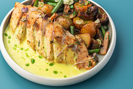 Нежное куриное филе с молодым картофелем под соусом чеддер