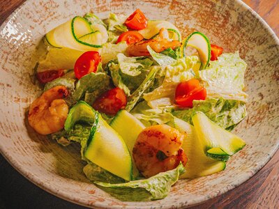 Салат с креветками и соусом чураско