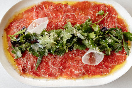 Карпаччо из говядины с томатной сальсой