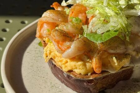 Френч-тост со скрэмблом и креветками 