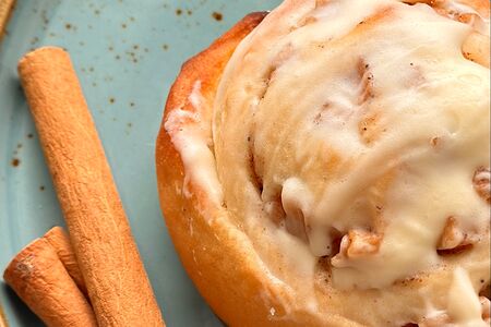 Булочка с яблоком и корицей