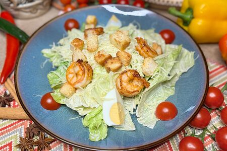 Салат Цезарь с креветками