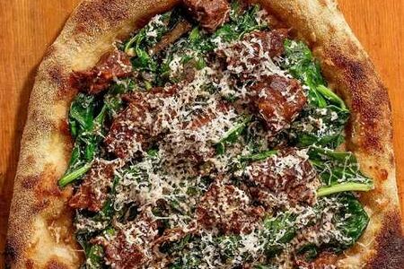 Пицца с томленой телятиной и копченым сыром