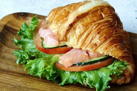 Круассан с красной рыбой