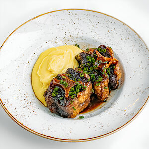 Томленые телячьи хвосты с пюре