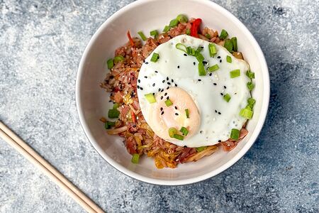 Рис с беконом, кимчи и яйцом