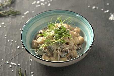 Ньокки с говядиной и грибами в сливочном соусе