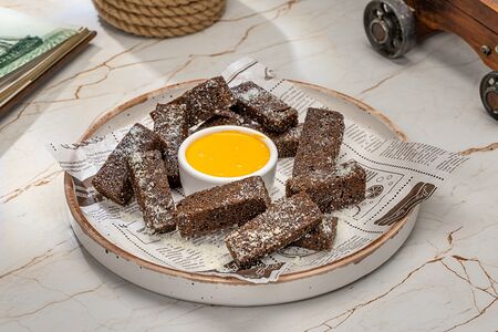 Чесночные гренки с сырным соусом 