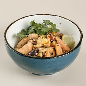 Wok c лососем и лапшой