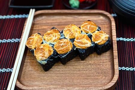 Чёрный запечёный спайси ролл