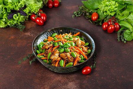 Салат с эдамаме и курицей карри