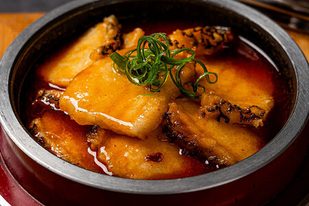 Чилийский сибас по-сычуаньски в мраморном горшочке