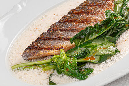 Филе сибаса с томленым шпинатом и соусом из кориандра