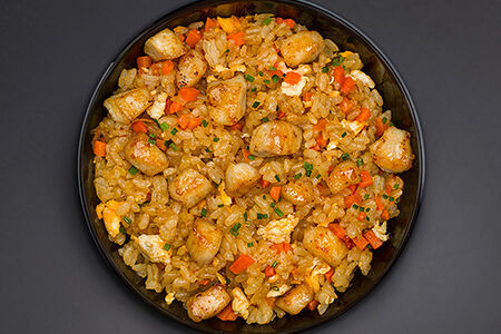 Жареный рис с курицей