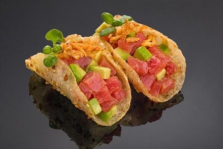 Тако с тунцом еллоуфин, авокадо и соусом юдзу