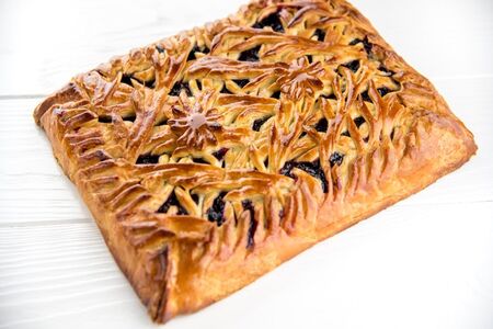 Целый пирог с вишней и сливочным сыром