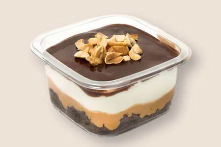 Пирожное Сникерс в стаканчике