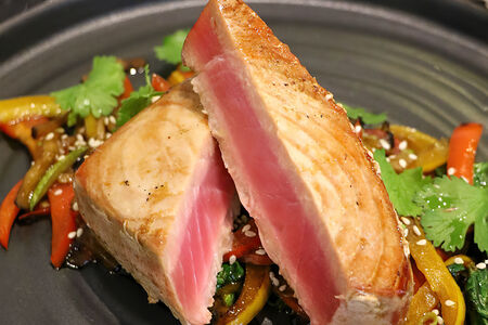 Стейк из тунца Big Eye с пикантными овощами