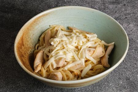 Спагетти с куриным филе и сыром