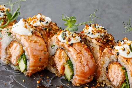 Ролл обожженный с лососем и крабом