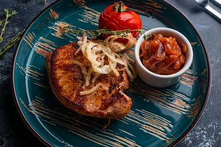 Стейк из cвинoй корейки с луковым соусом