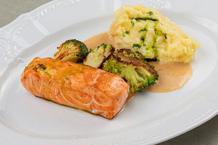 Лосось с мятым картофелем и брокколи