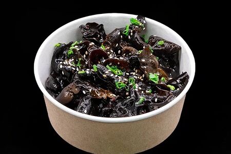 Салат с древесными грибами